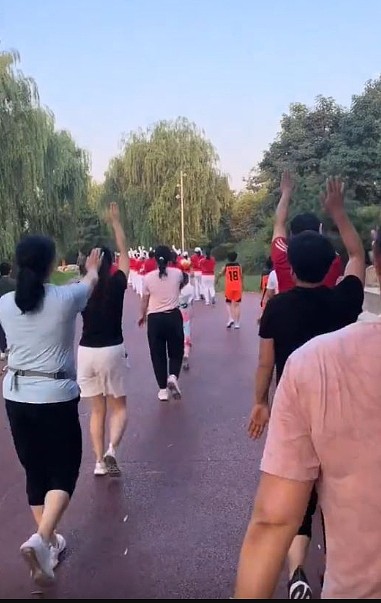 老人暴走团,红蓝大妈公园相遇变互殴,网民:看得极度舒适(视频/组图) - 1