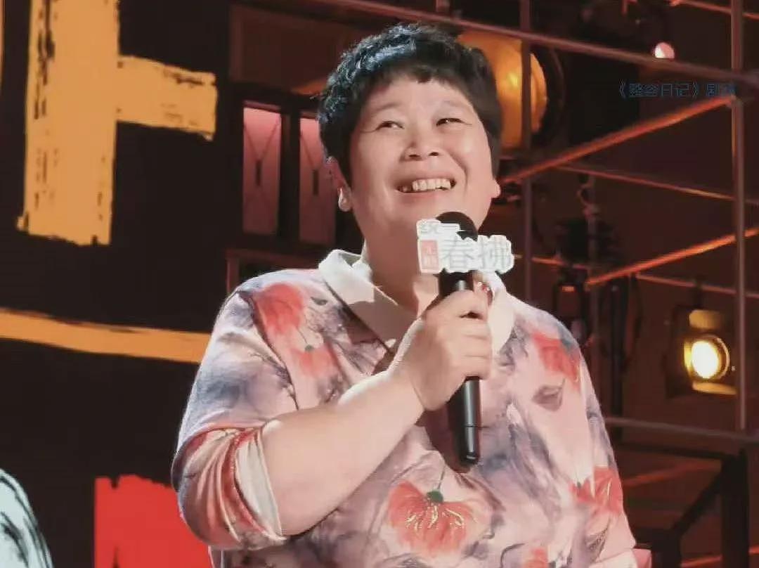 【情感】50岁农村大妈脱口秀炸翻全场！遭家暴离婚，网友：姐姐重生后海阔天空（组图） - 17