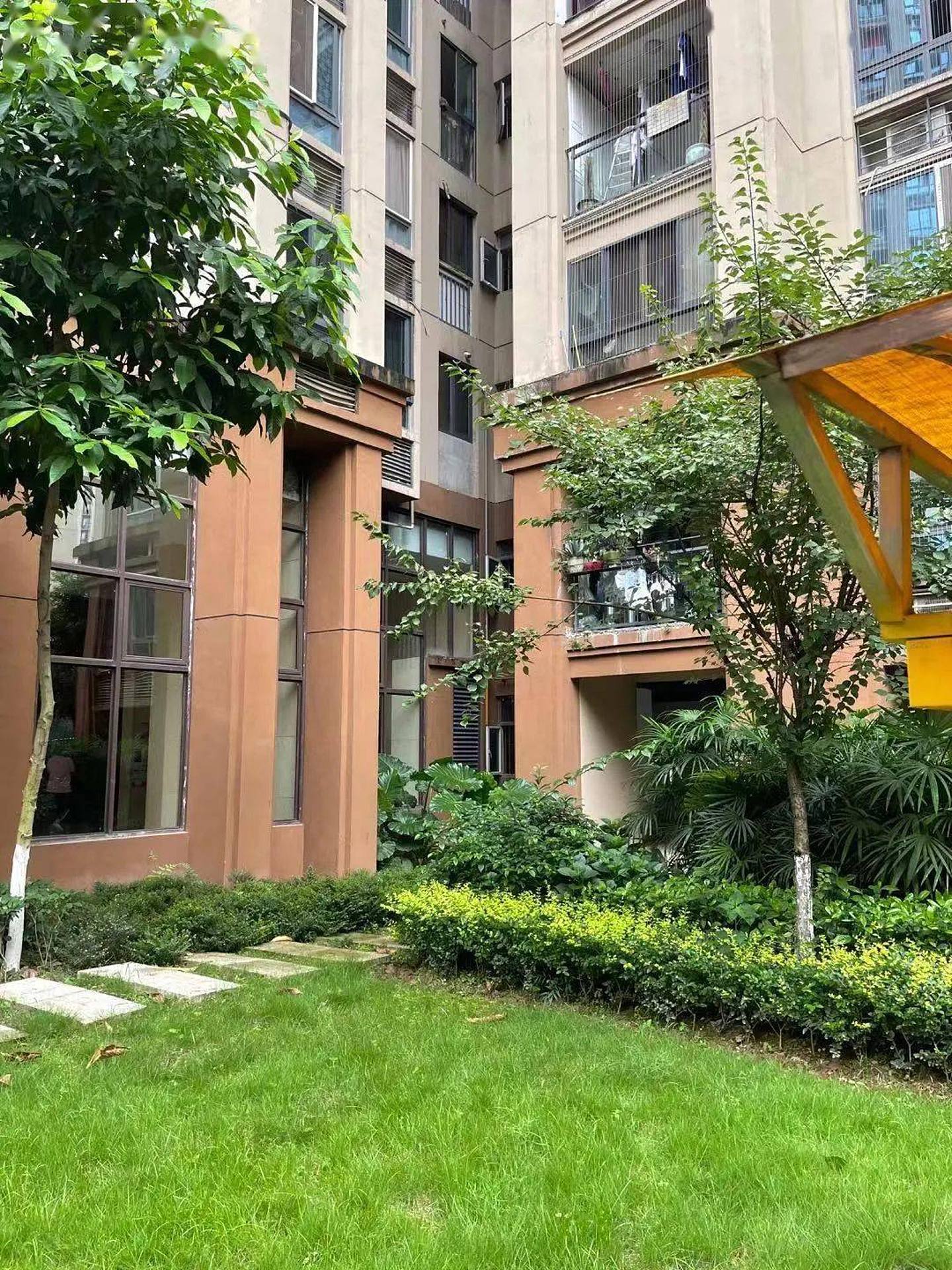 重庆姐弟遭狠父与小三抛落楼身亡，涉事单位将低价拍卖0人报名（组图） - 5