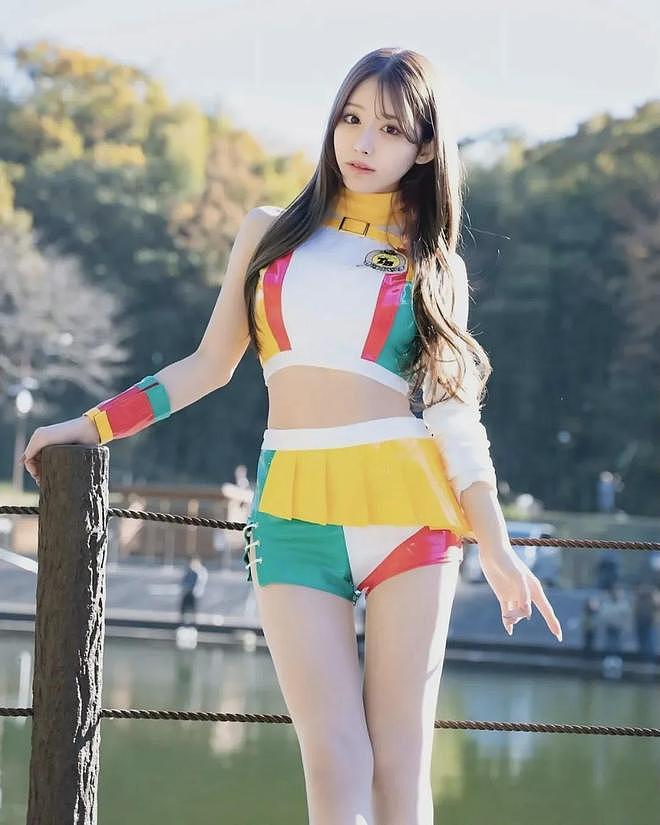 【美女】赛车女郎长相靓丽,身材火辣妖娆,S曲线让人看了还想看(组图) - 1
