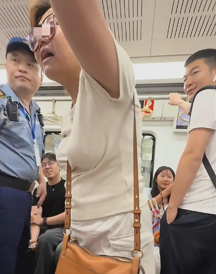 女子地铁怒吼多名乘客:因无人让座,吐槽国人素质低,夸奖美国好(组图) - 7