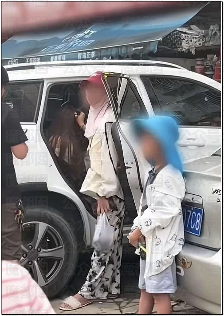 南宁妻子带孩子逛街竟抓到丈夫带美艳小三引发大量围观（视频/组图） - 12