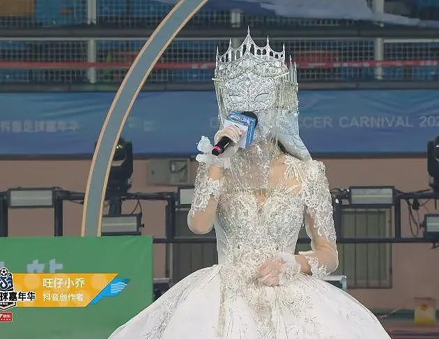 吃相太难看!全程戴面具开演唱会,票价比刀郎还高,谁给的自信(组图) - 5