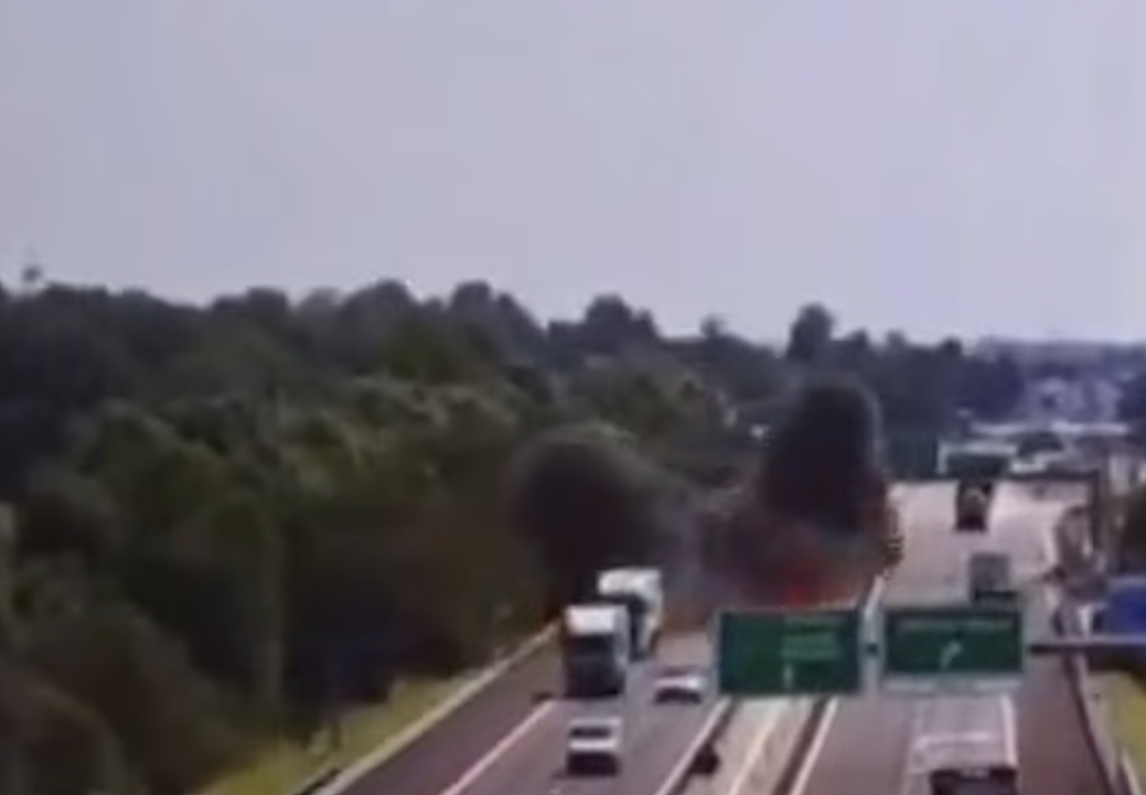 飞机死亡俯冲公路，当场坠毁爆炸，全机遇难！ 高速被紧急封闭（视频/组图） - 3