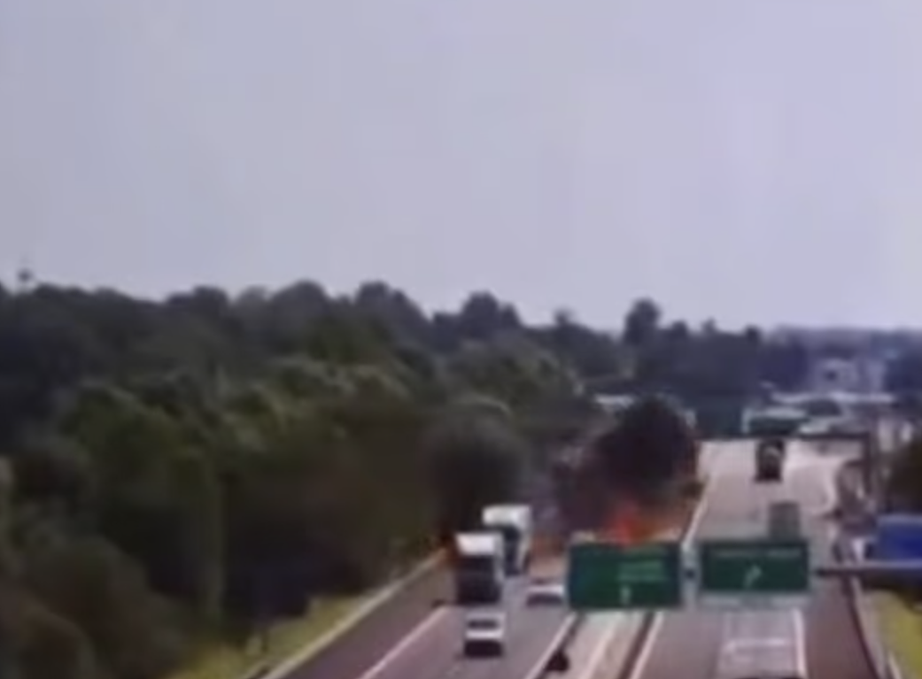 飞机死亡俯冲公路，当场坠毁爆炸，全机遇难！ 高速被紧急封闭（视频/组图） - 2