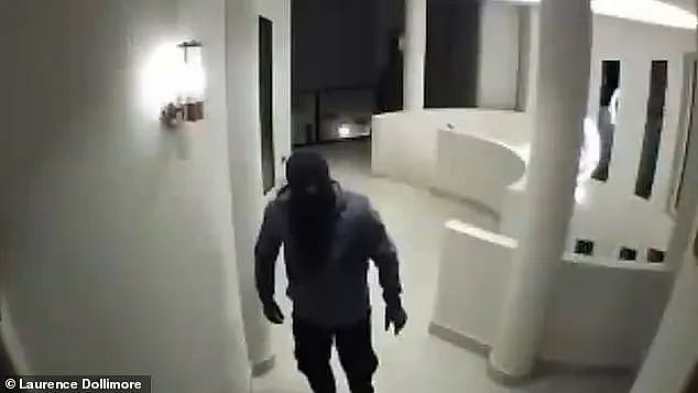 半夜床边站着陌生人，32分钟8次溜进卧室，拿手电盯着女子，丈夫在旁呼呼大睡（组图） - 6