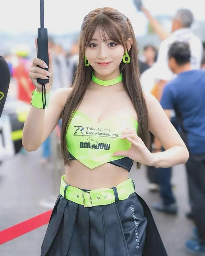 【美女】赛车女郎长相靓丽,身材火辣妖娆,S曲线让人看了还想看(组图) - 9