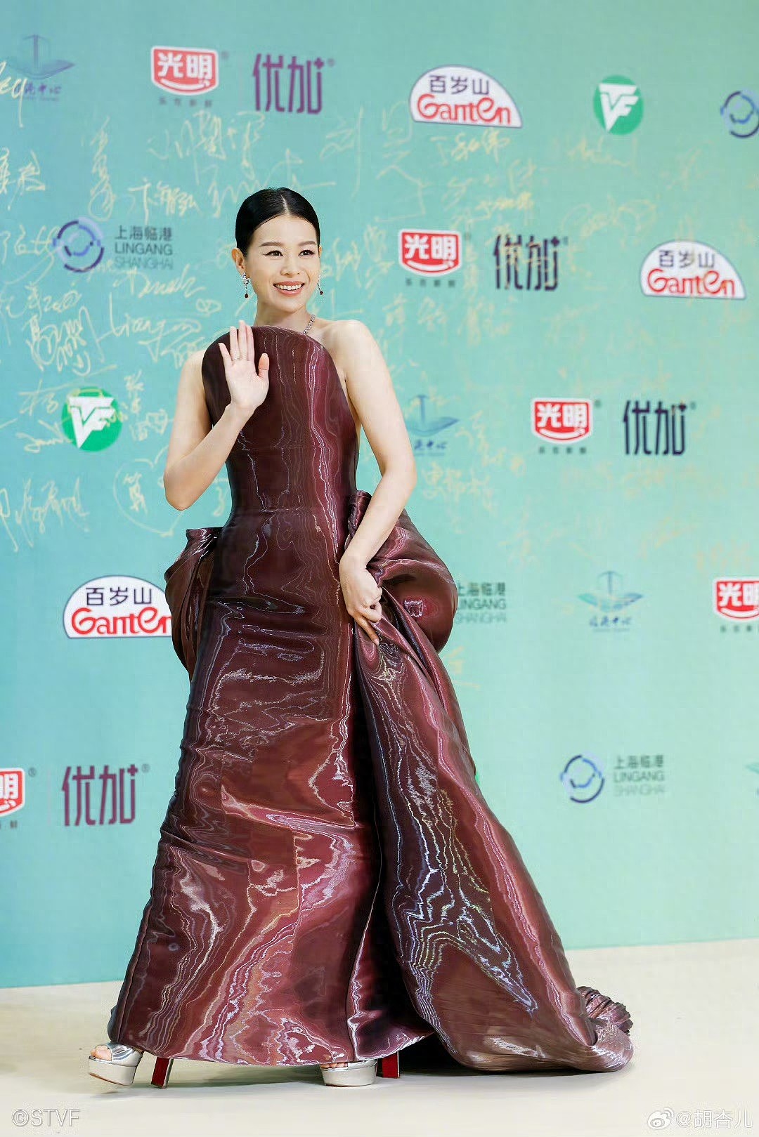 忙里偷闲！TVB视后一家五口游马尔代夫，三个孩子被指共用一张脸（组图） - 1