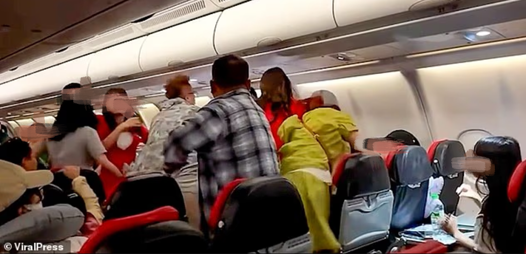 回国航班上，华人旅客大打出手！万米高空上演“全武行”，3人被拘…（视频/组图） - 5