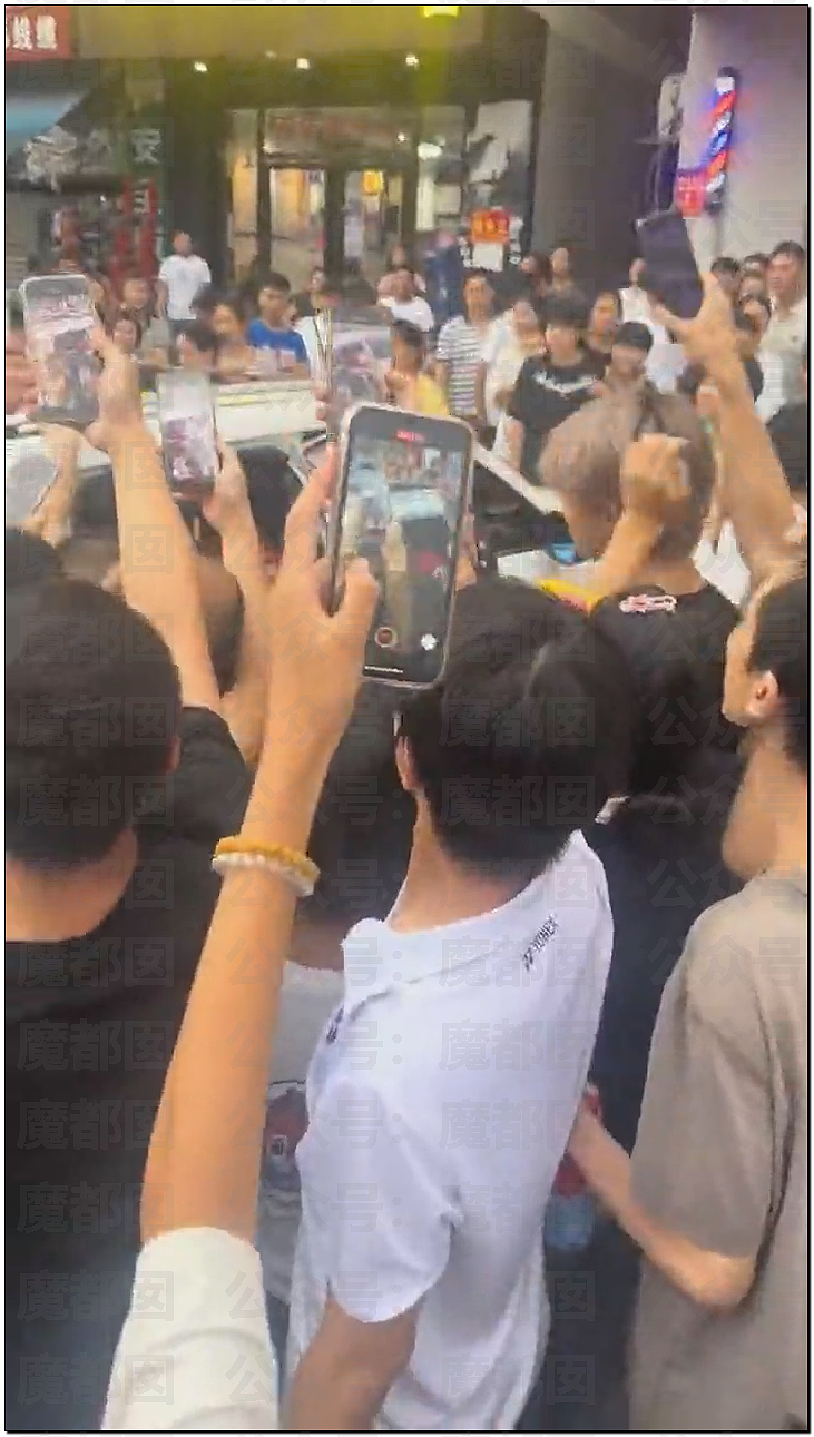南宁妻子带孩子逛街竟抓到丈夫带美艳小三引发大量围观（视频/组图） - 3