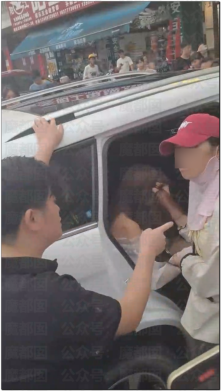 南宁妻子带孩子逛街竟抓到丈夫带美艳小三引发大量围观（视频/组图） - 5