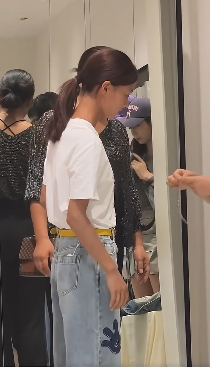 15岁“小张柏芝“爆红后，妈妈被骂“吃相难看“，于正都放弃的素人顶流，到底是该赚快钱还是熬长线？（组图） - 2