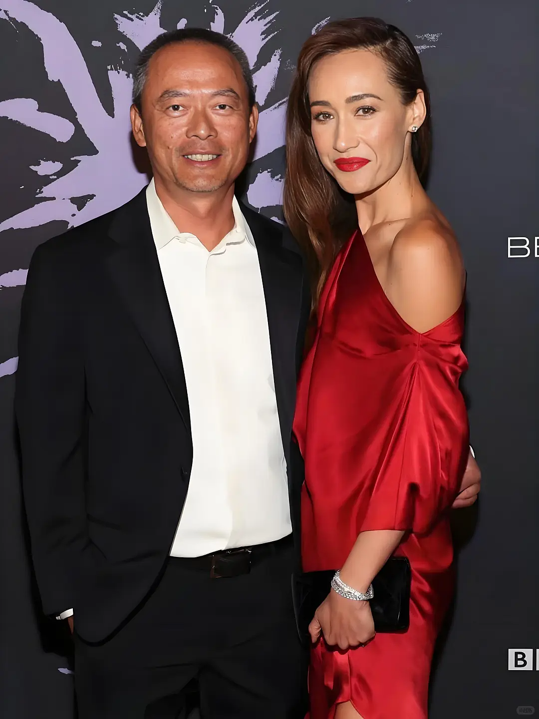 那个让吴彦祖痛哭一整晚的女人，终于结婚了！46岁近照惊人，常年在农场种菜、与狗为伴…（组图） - 1