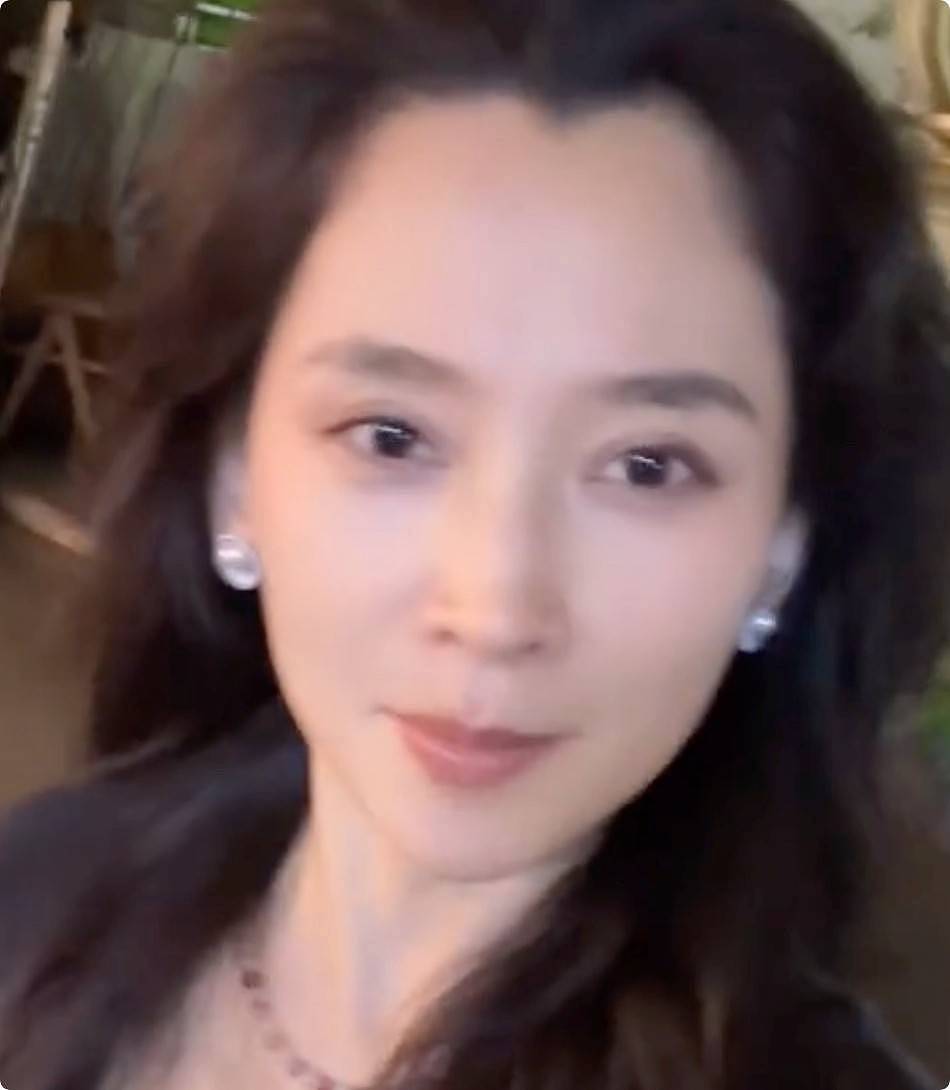 被汪峰新女友惊艳到了,身材苗条颜值吸睛,但这生图差距也太大了(组图) - 5