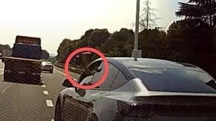 “路怒”特斯拉高速路上多次别车还竖中指挑衅,交警:已构成寻衅滋事,拘(组图) - 2