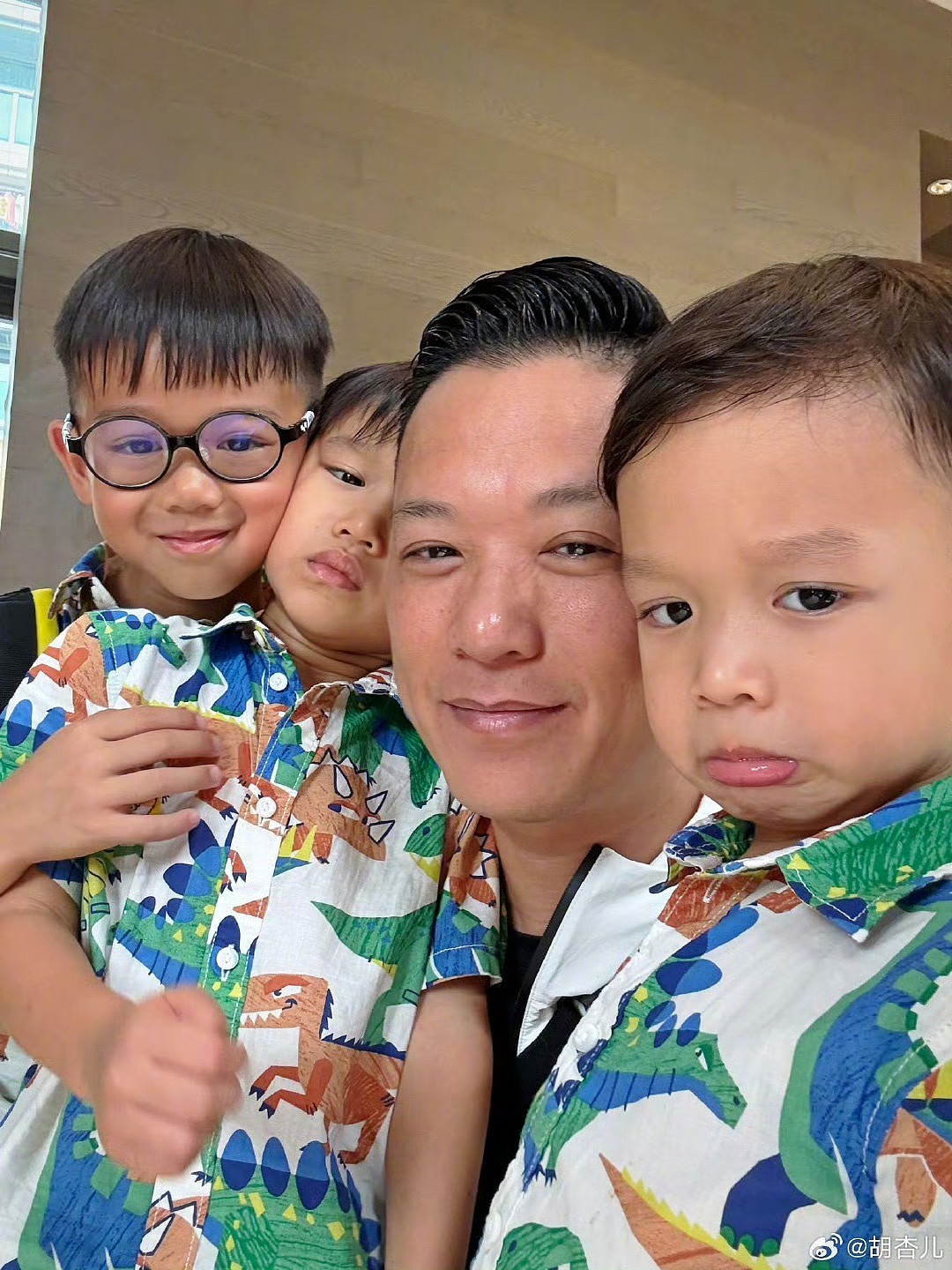 忙里偷闲！TVB视后一家五口游马尔代夫，三个孩子被指共用一张脸（组图） - 10