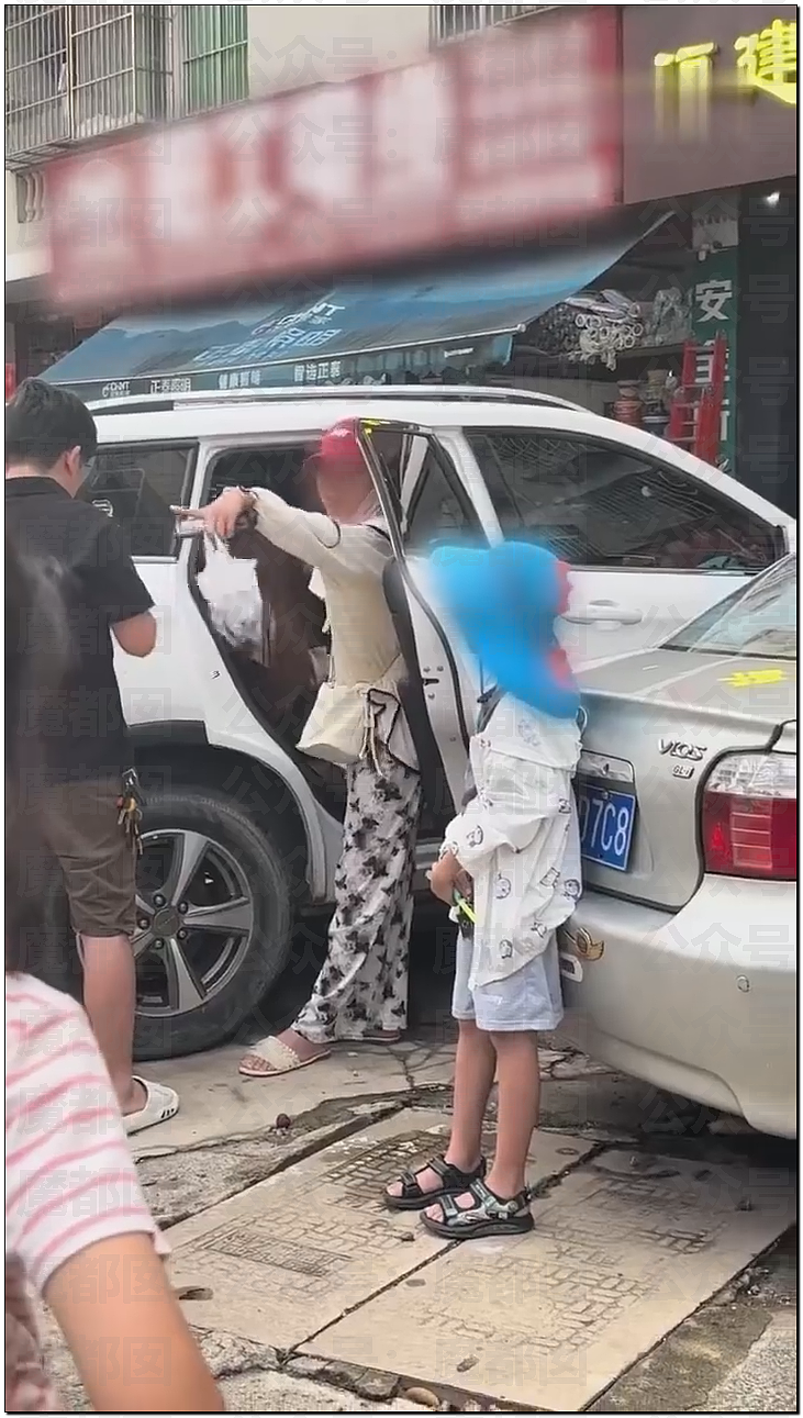 南宁妻子带孩子逛街竟抓到丈夫带美艳小三引发大量围观（视频/组图） - 11
