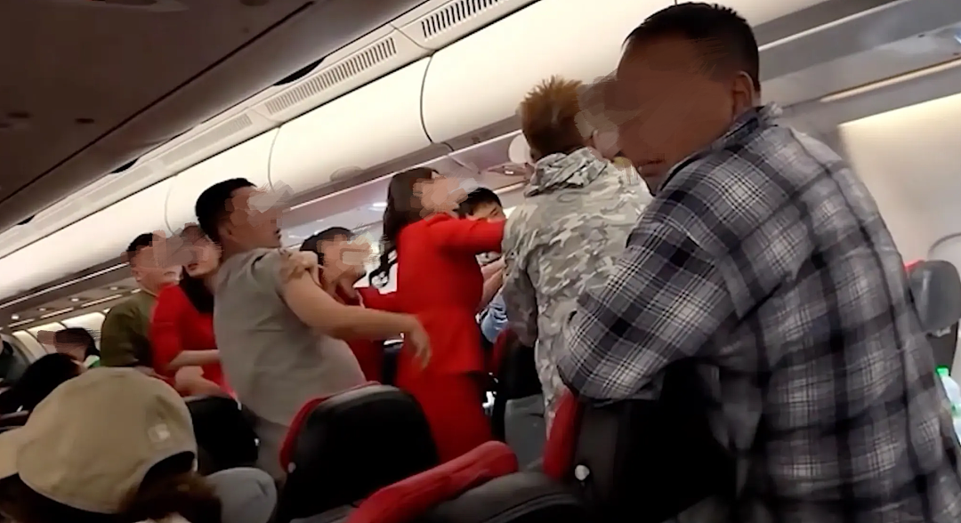 回国航班上，华人旅客大打出手！万米高空上演“全武行”，3人被拘…（视频/组图） - 8