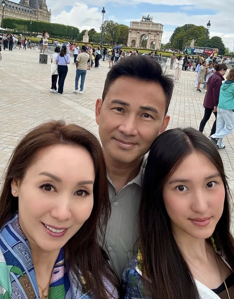 TVB前当家花旦一家三口国外旅行！15岁女儿暴风式长高，长腿吸睛（组图） - 9