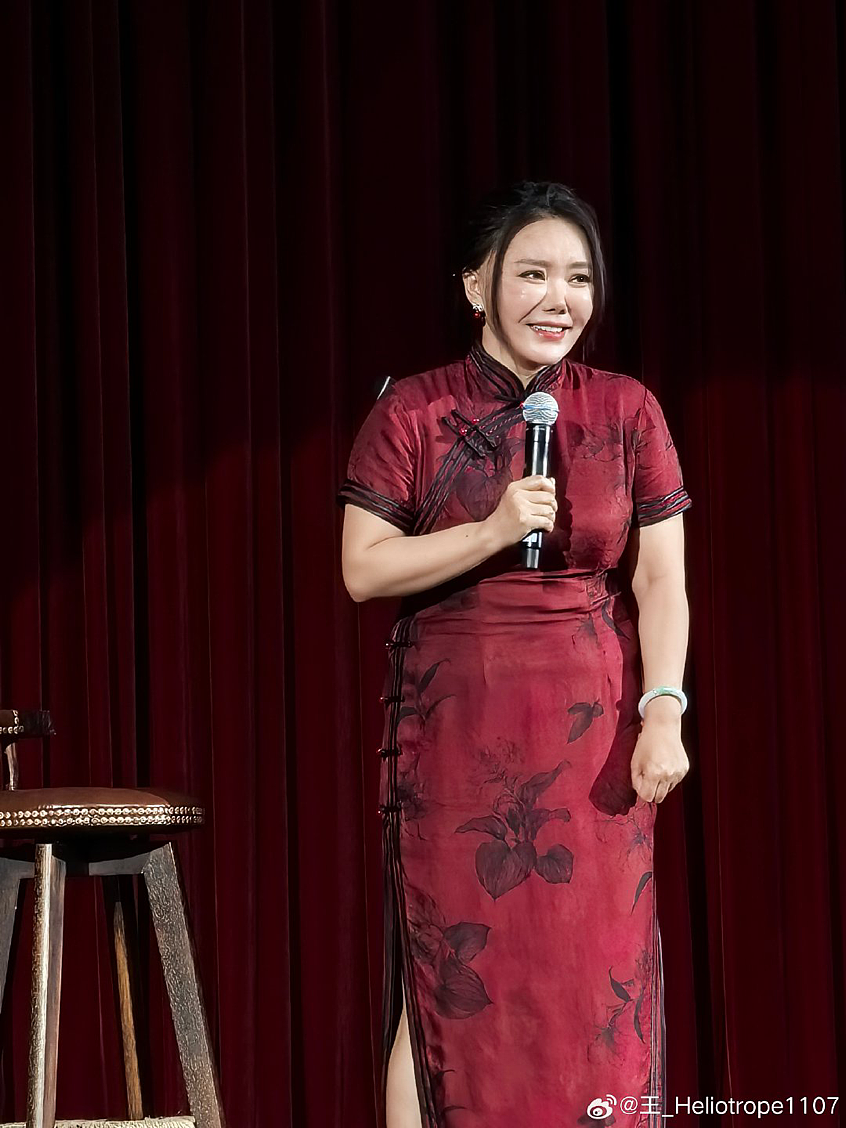 【情感】50岁农村大妈脱口秀炸翻全场！遭家暴离婚，网友：姐姐重生后海阔天空（组图） - 16