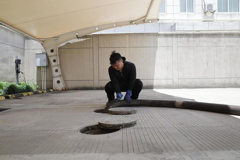 掏粪工5天工资8100?95后“掏二代”:这个收入太夸张了(视频/组图) - 3