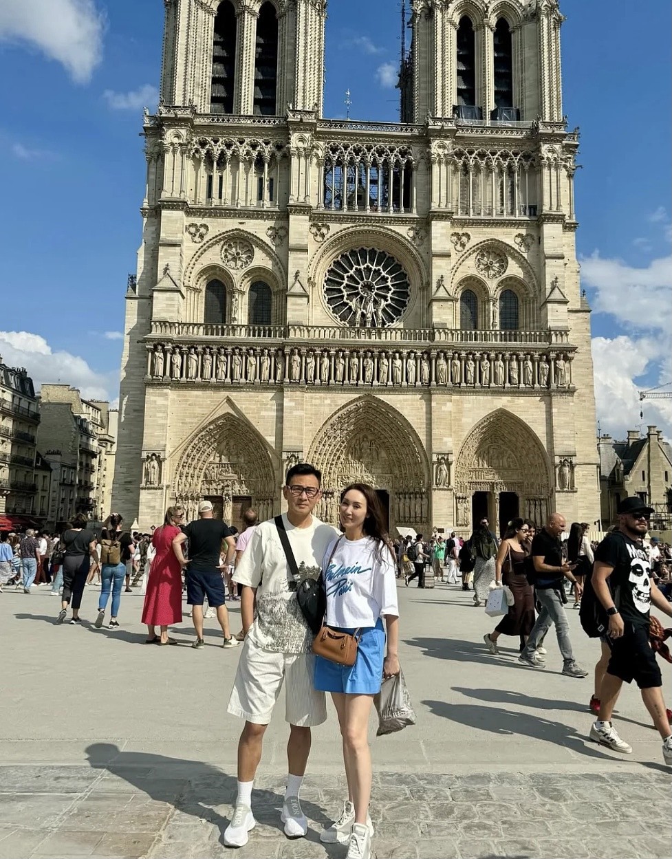 TVB前当家花旦一家三口国外旅行！15岁女儿暴风式长高，长腿吸睛（组图） - 4
