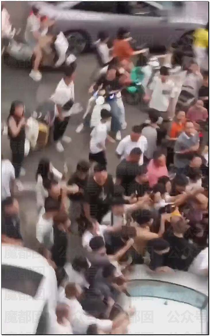 南宁妻子带孩子逛街竟抓到丈夫带美艳小三引发大量围观（视频/组图） - 9