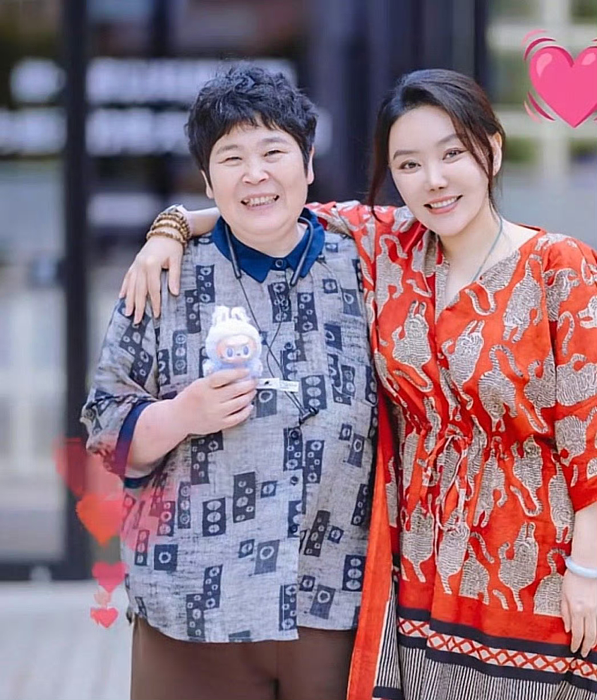 【情感】50岁农村大妈脱口秀炸翻全场！遭家暴离婚，网友：姐姐重生后海阔天空（组图） - 14