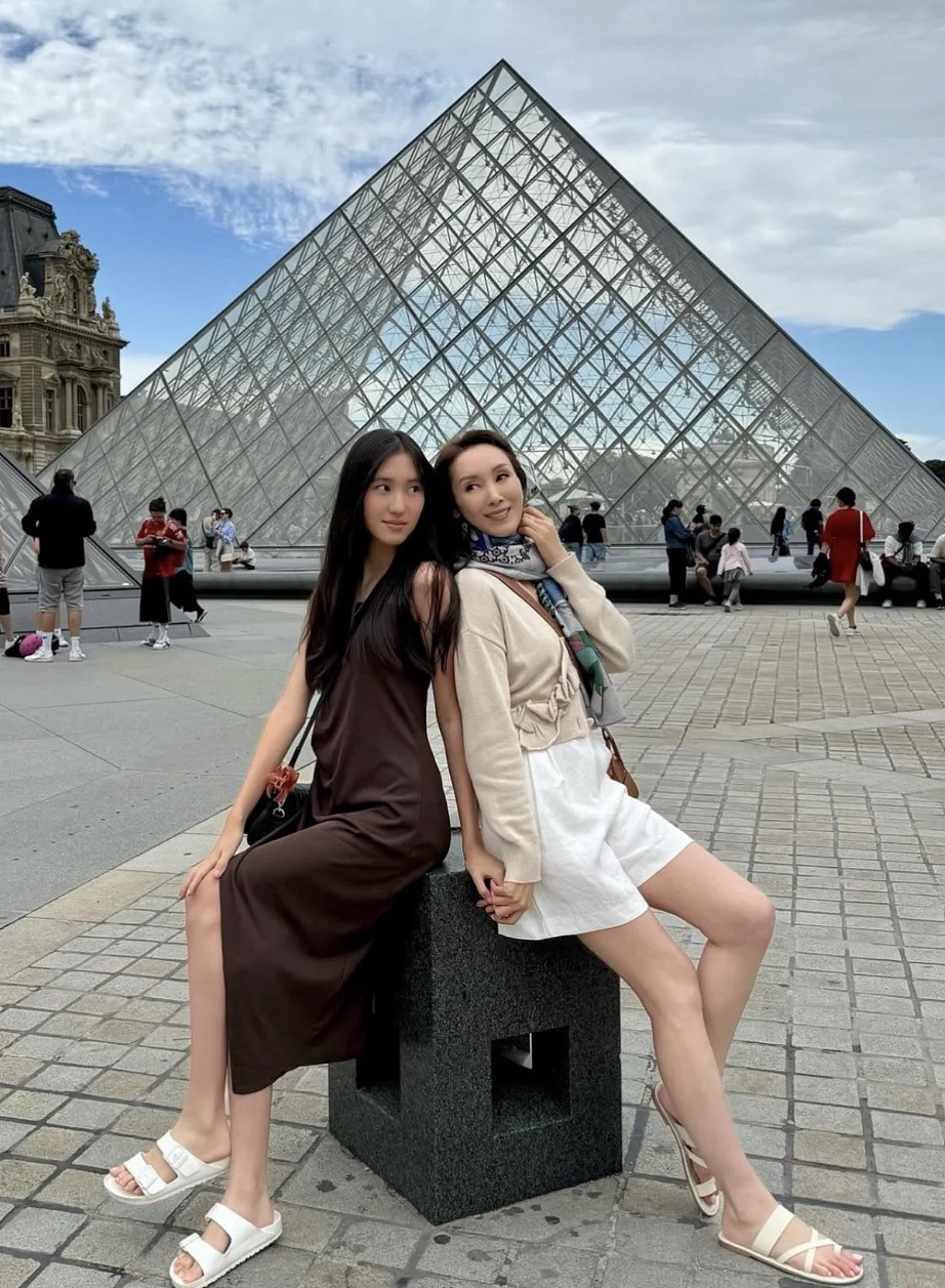 TVB前当家花旦一家三口国外旅行！15岁女儿暴风式长高，长腿吸睛（组图） - 6