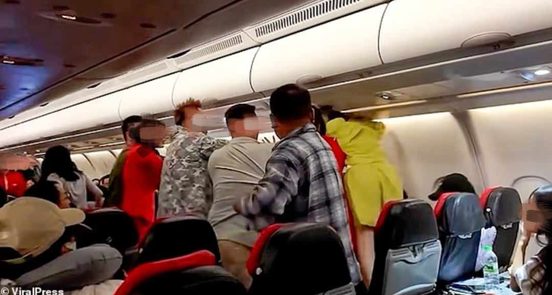 回国航班上，华人旅客大打出手！万米高空上演“全武行”，3人被拘…（视频/组图） - 4