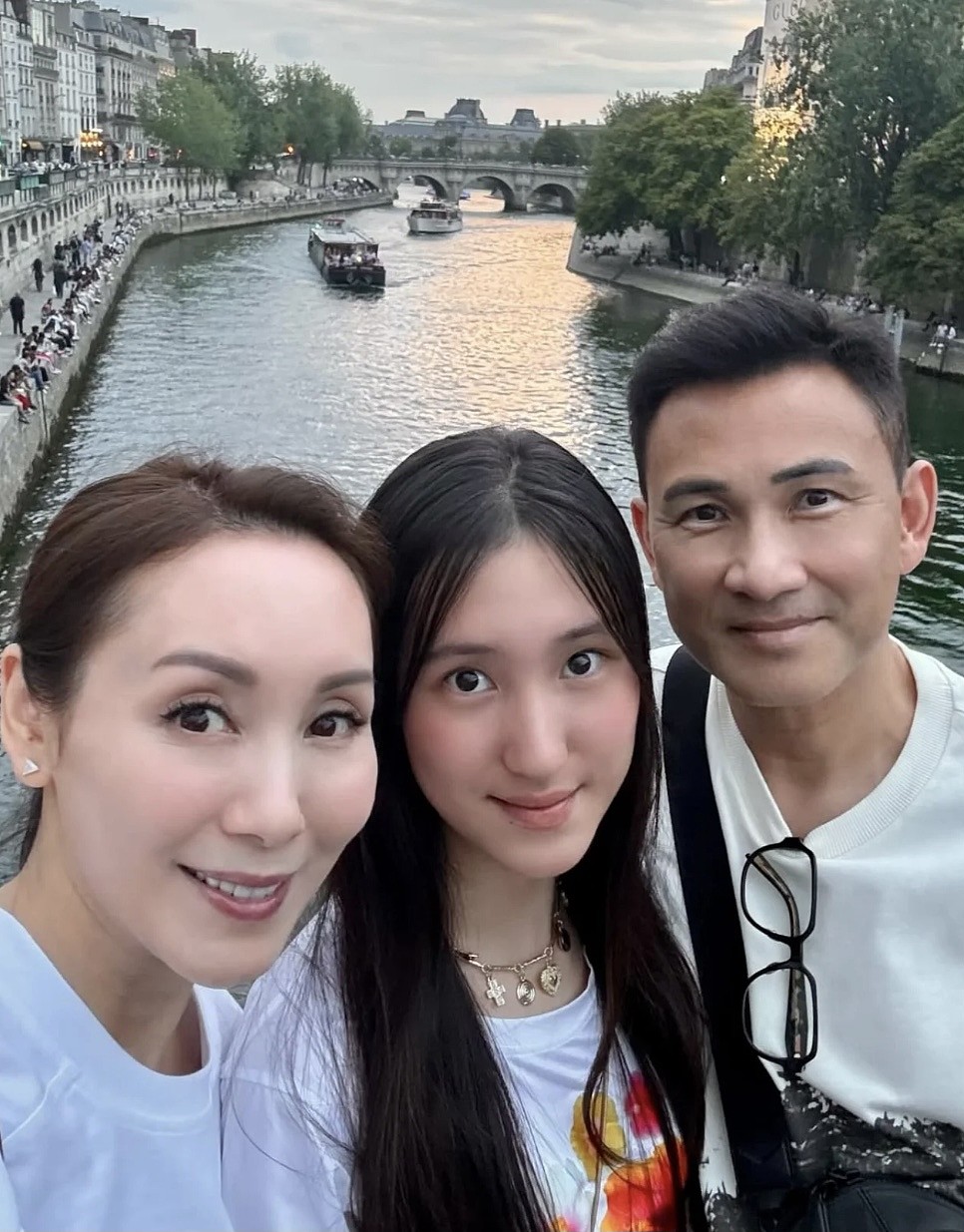 TVB前当家花旦一家三口国外旅行！15岁女儿暴风式长高，长腿吸睛（组图） - 2