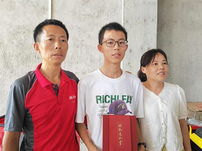 快递员之子669分圆梦北大:参加完竞赛7个月逆袭文化课(组图) - 3