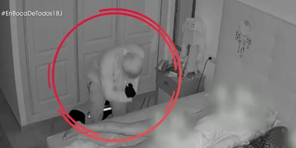 半夜床边站着陌生人，32分钟8次溜进卧室，拿手电盯着女子，丈夫在旁呼呼大睡（组图） - 2