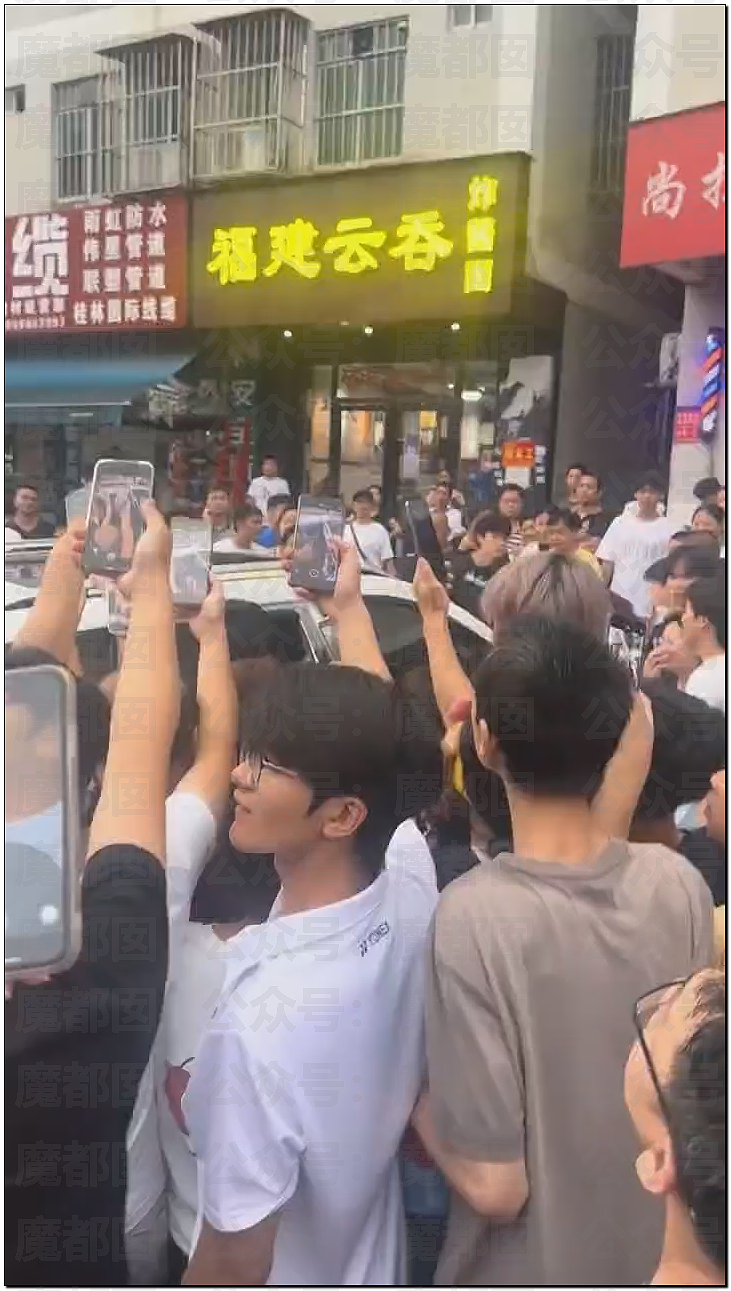 南宁妻子带孩子逛街竟抓到丈夫带美艳小三引发大量围观（视频/组图） - 2