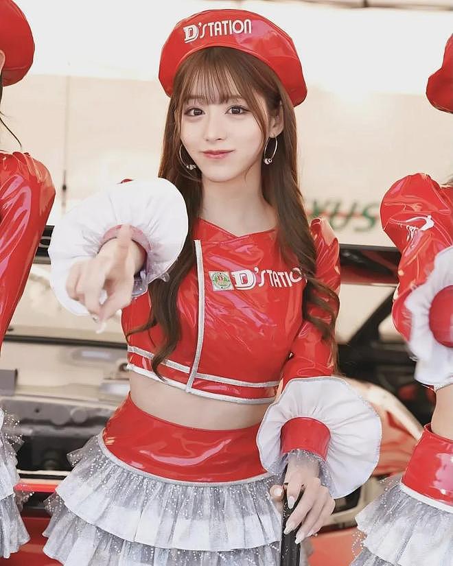 【美女】赛车女郎长相靓丽,身材火辣妖娆,S曲线让人看了还想看(组图) - 6