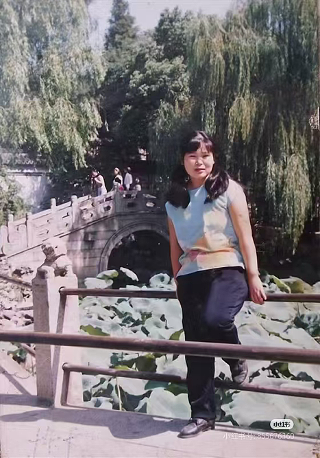 【情感】50岁农村大妈脱口秀炸翻全场！遭家暴离婚，网友：姐姐重生后海阔天空（组图） - 10