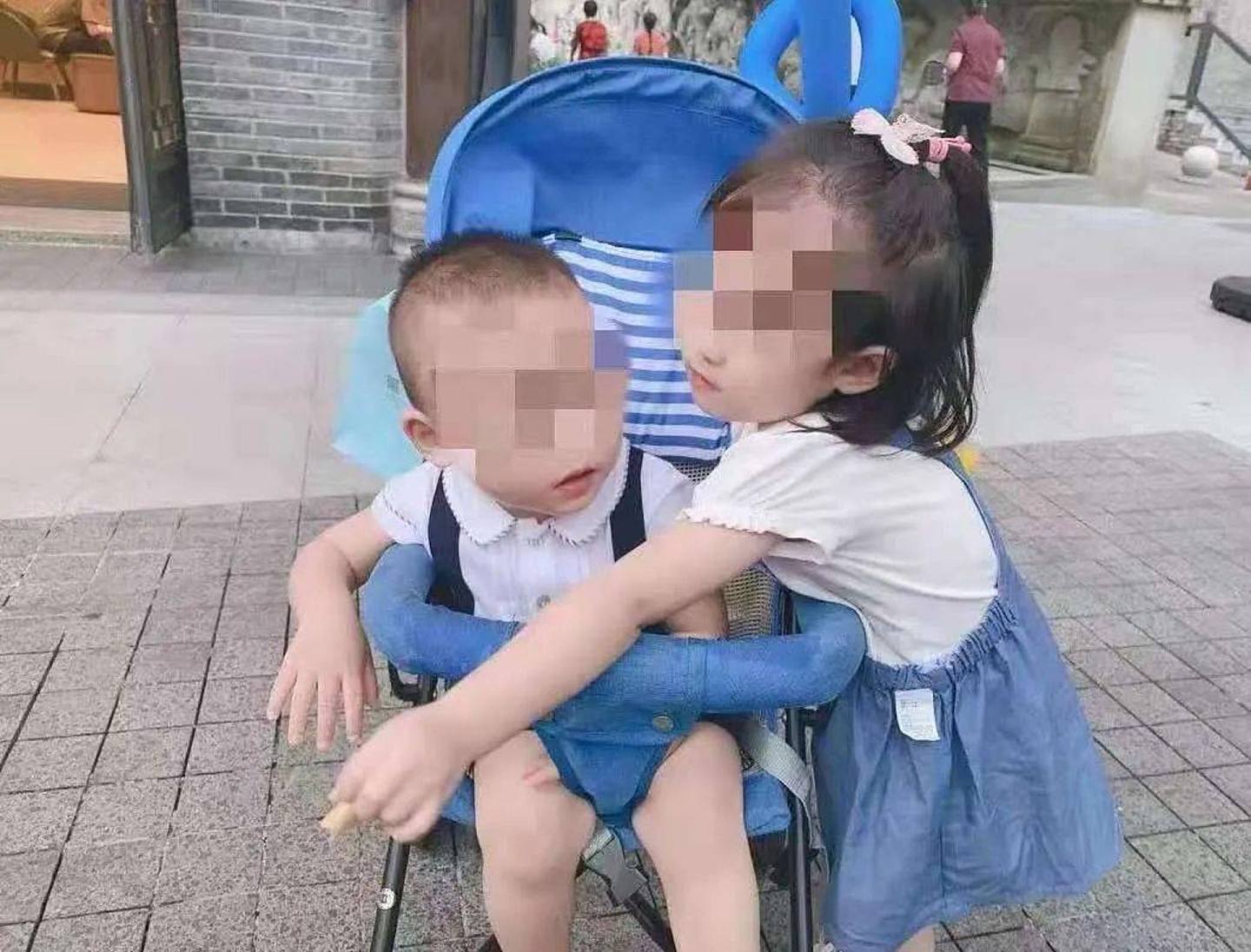 重庆姐弟遭狠父与小三抛落楼身亡，涉事单位将低价拍卖0人报名（组图） - 4