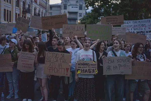 俄乌冲突以来首次！乌克兰多地爆发抗议，这项法案为何点燃民众“怒火”？（组图） - 3