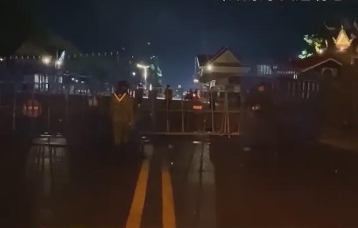 柬埔寨泰国在边境交火画面曝光！柬方军队发射火箭弹，泰方出动F-16战机（视频/组图） - 1