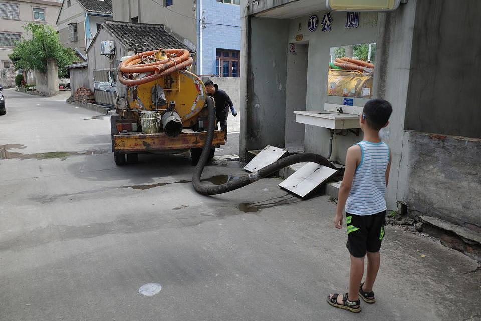 掏粪工5天工资8100?95后“掏二代”:这个收入太夸张了(视频/组图) - 5