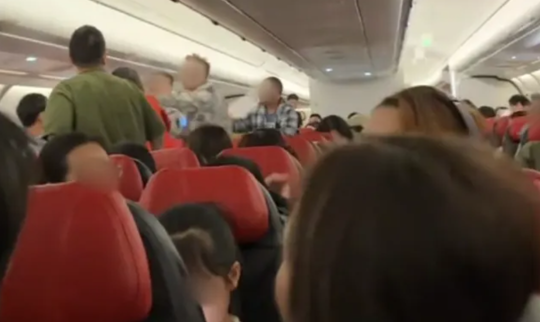 回国航班上，华人旅客大打出手！万米高空上演“全武行”，3人被拘…（视频/组图） - 7