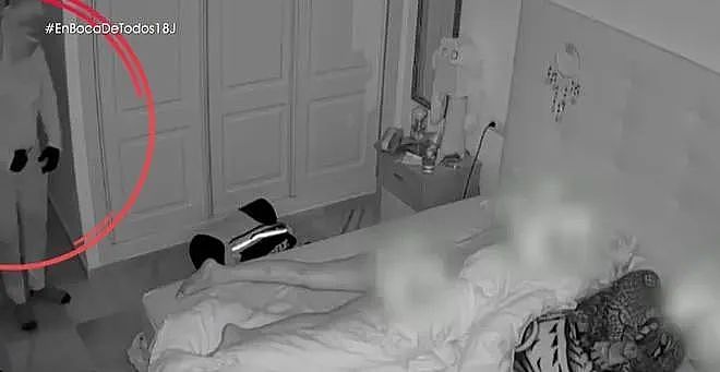 女子床上裸睡，遭贼8次反复凝视，全身被手电筒扫视，现场视频曝光！（组图） - 2