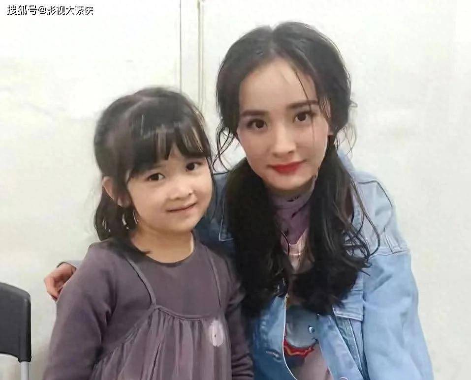 杨幂藏女8年拒5千万综艺:不晒的母爱,藏得比剧本还严(组图) - 1