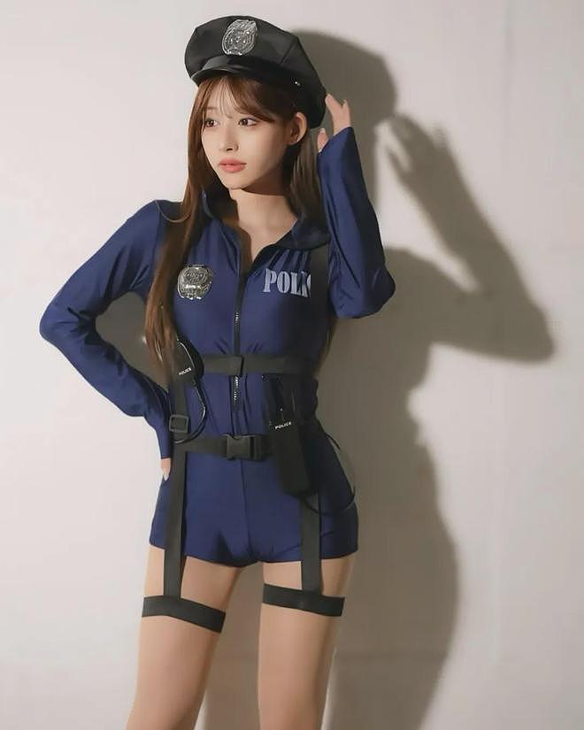 【美女】赛车女郎长相靓丽,身材火辣妖娆,S曲线让人看了还想看(组图) - 25
