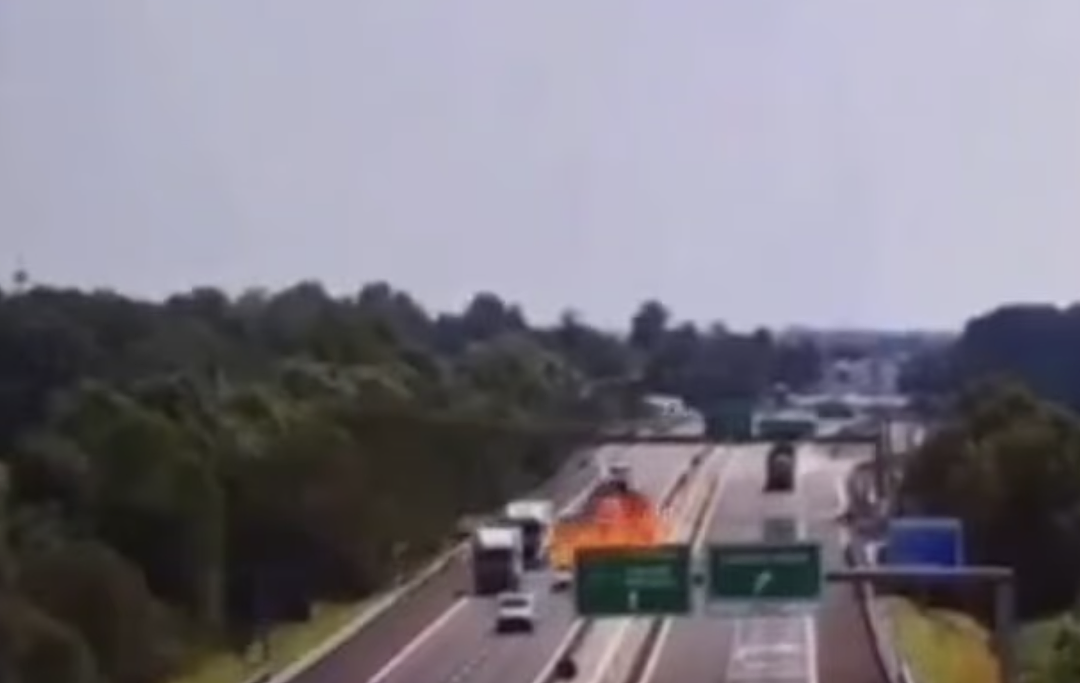飞机死亡俯冲公路，当场坠毁爆炸，全机遇难！ 高速被紧急封闭（视频/组图） - 1