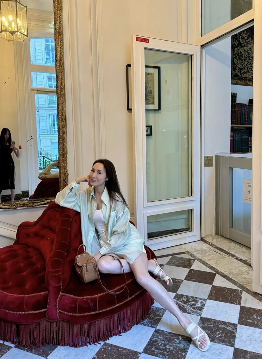 TVB前当家花旦一家三口国外旅行！15岁女儿暴风式长高，长腿吸睛（组图） - 10