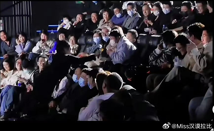 【情感】50岁农村大妈脱口秀炸翻全场！遭家暴离婚，网友：姐姐重生后海阔天空（组图） - 13