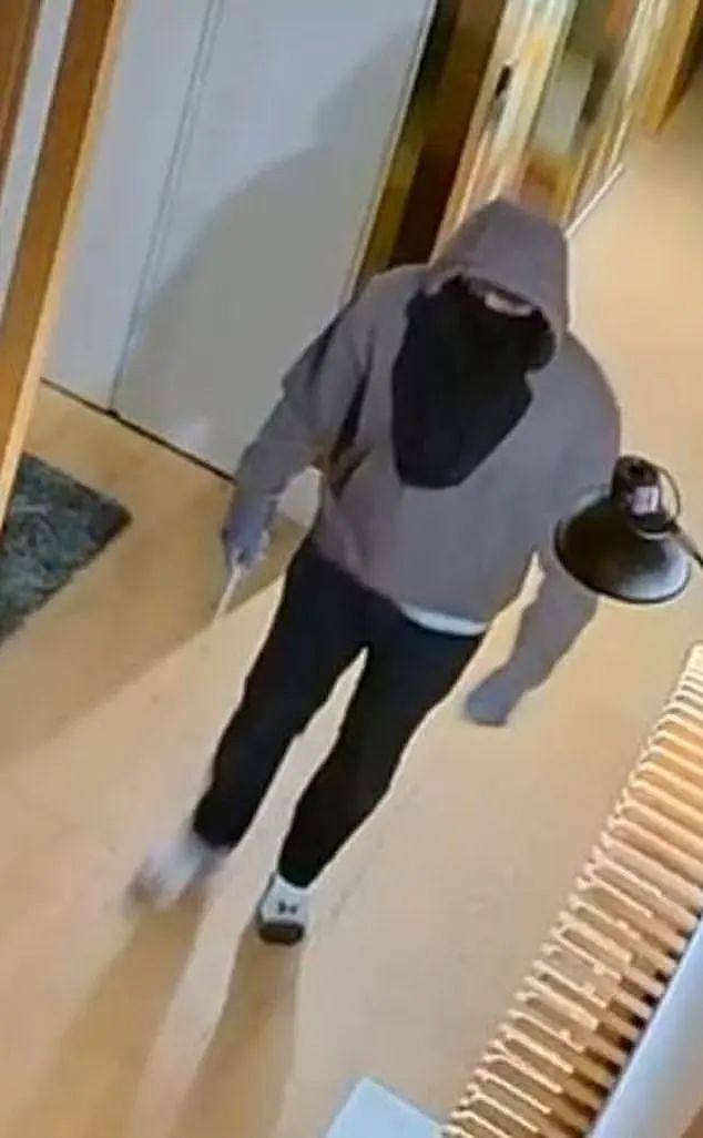 半夜床边站着陌生人，32分钟8次溜进卧室，拿手电盯着女子，丈夫在旁呼呼大睡（组图） - 5