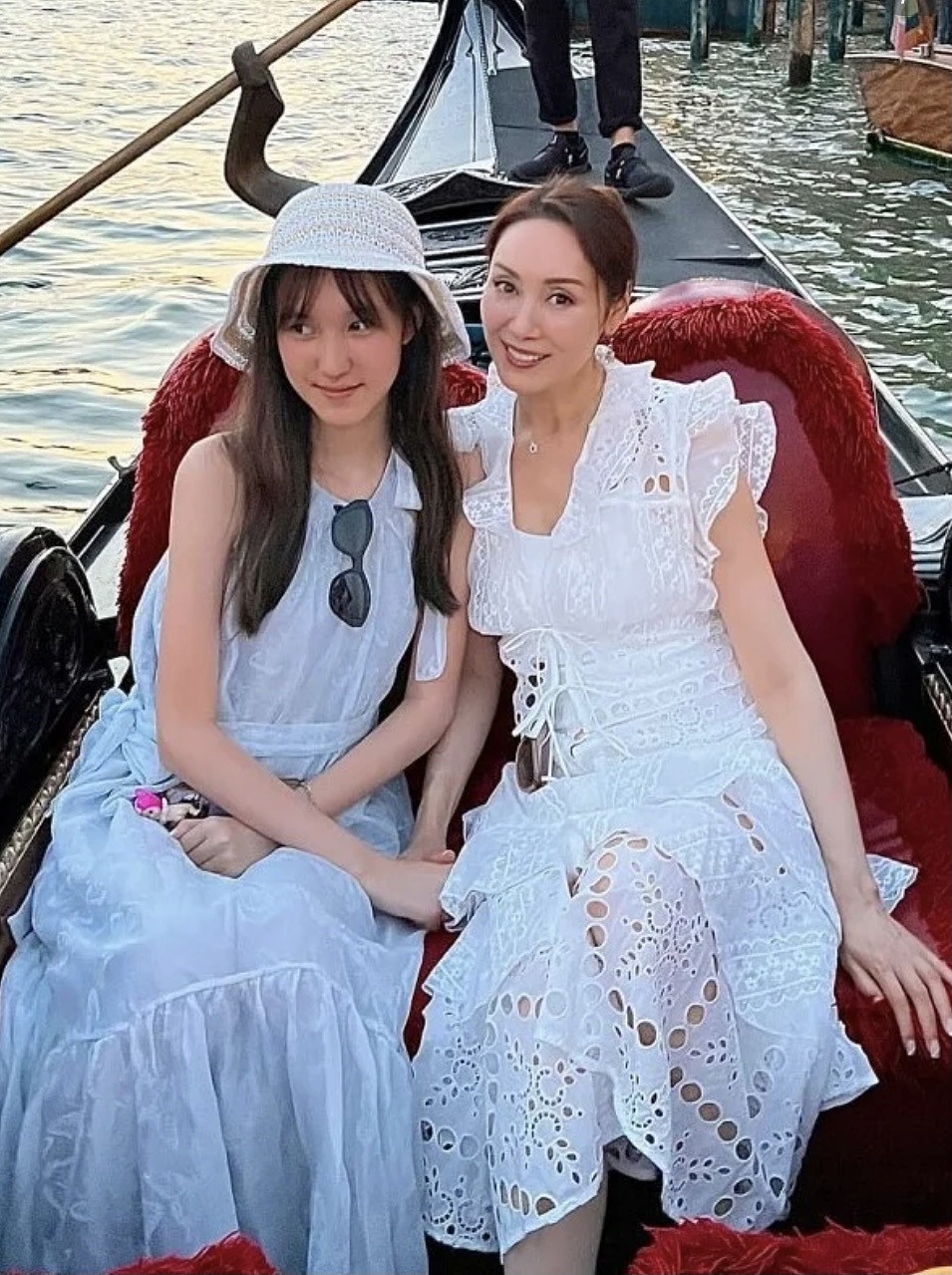 TVB前当家花旦一家三口国外旅行！15岁女儿暴风式长高，长腿吸睛（组图） - 8