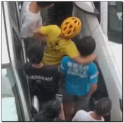 南宁妻子带孩子逛街竟抓到丈夫带美艳小三引发大量围观（视频/组图） - 10